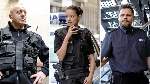 Trzech policjantów i policjantki bohaterowie w akcji. Jeden z nich ma kamizelkę taktyczną, drugi trzyma krótkofalówkę, a trzeci stoi przy schodach.