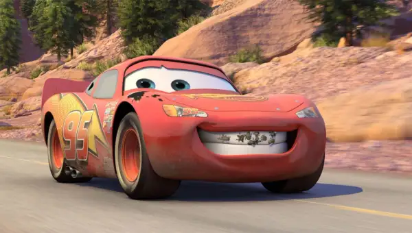 Błyskawica McQueen z "Auta 4" na drodze, z uśmiechem pełnym... owadów. Premiera filmu już wkrótce!