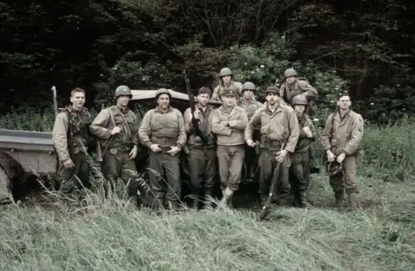 Żołnierze z filmu "Szeregowiec Ryan" w pełnym rynsztunku, gotowi do akcji.