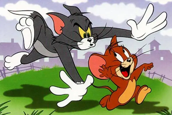 Tom goni Jerry'ego przez zielone wzgórza. Klasyczna scena z tych **starych bajek**, która zawsze bawi.
