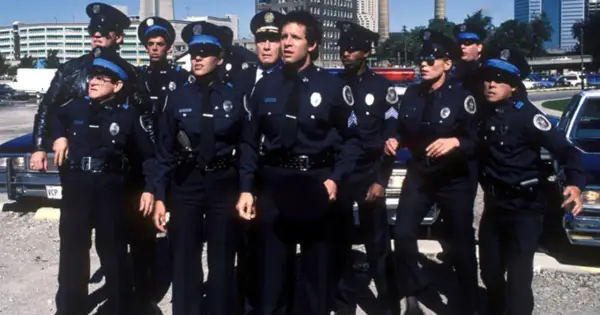Akademia policyjna obsada: grupa policjantów w mundurach, gotowa do akcji.