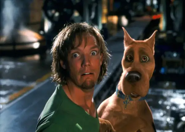 Przerażeni Shaggy i Scooby-Doo wpadają na siebie, gdy uciekają przed potworem.