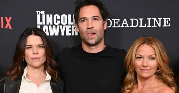 Neve Campbell, Manuel Garcia-Rulfo i Becki Newton, czyli gwiazdy serialu "Prawnik z Lincoln".
