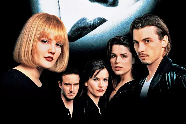 Krzyk 4 obsada: Neve Campbell, Courteney Cox, David Arquette, Emma Roberts i Hayden Panettiere w mrocznym klimacie.