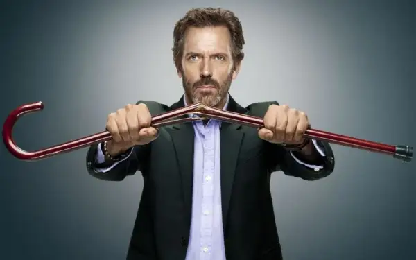 Hugh Laurie, znany z filmów, seriali i programów, łamie laskę.