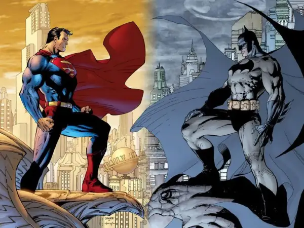 Dwóch legendarnych superbohaterów, Superman i Batman, staje naprzeciw siebie na tle miasta.