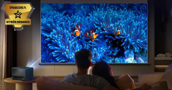 Para ogląda film z rybkami Nemo na ekranie. Niesamowita projekcja przenosi ich pod wodę.