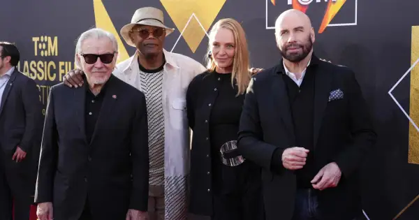 Pulp Fiction obsada: Harvey Keitel, Samuel L. Jackson, Uma Thurman i John Travolta na czerwonym dywanie.