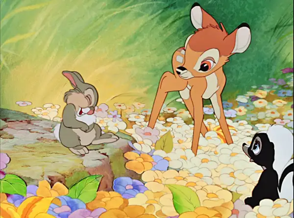 Bambi, królik i skunksik w kwiecistej łące. Klasyczna bajka Bambi w pełnej krasie.
