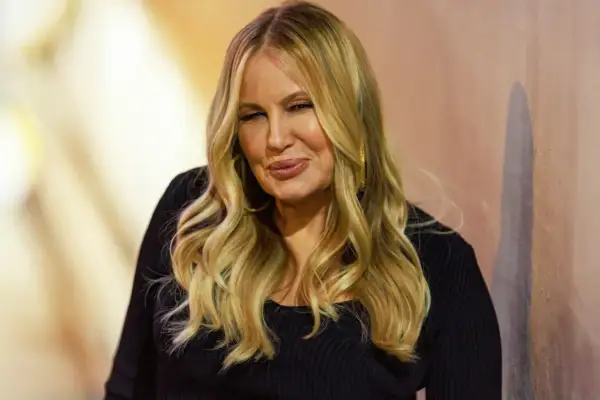 Jennifer Coolidge, znana jako mama Stiflera, z charakterystycznym uśmiechem i blond włosami.