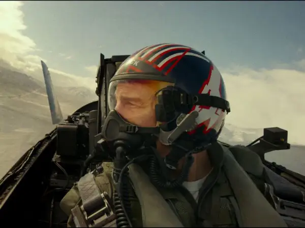 Pilot w kasku z flagą USA, gotowy do akcji w kokpicie myśliwca. Czy to zapowiedź Top Gun 3?