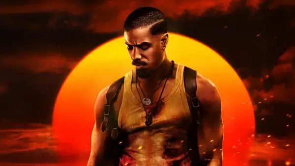 Michael B. Jordan jako John Kelly w filmie "Grzesznicy". W tle wielkie, pomarańczowe słońce.
