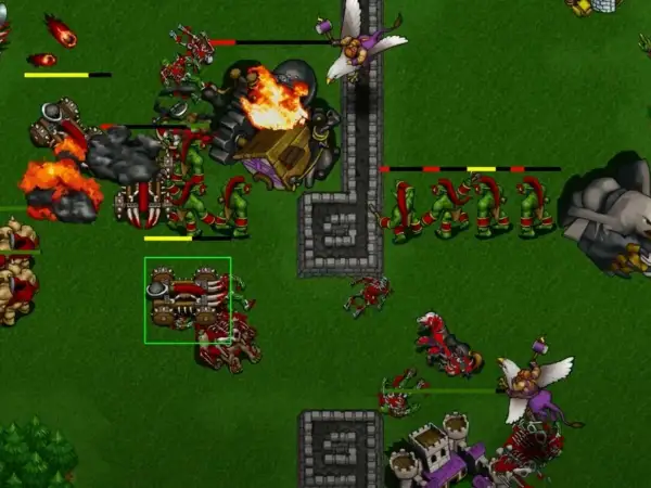 Bitwa z Warcraft 2 film: orkowie i demony walczą z ludźmi i gryfami. Wybuchy i chaos na polu bitwy.