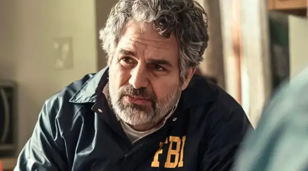 Mark Ruffalo w kurtce FBI, przypominający postać z jego filmów, seriali i programów.