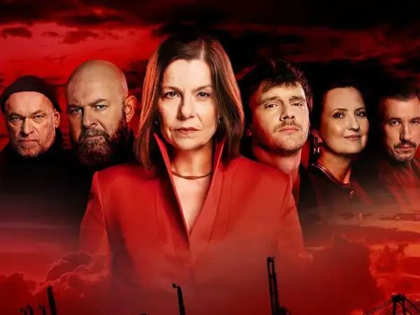 Krew z krwi obsada: poważne twarze, czerwone tło. Grupa ludzi, w tym kobieta w czerwonej marynarce, przygotowuje się na coś groźnego.