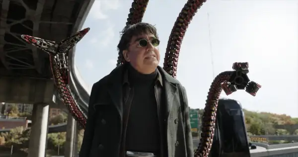 Alfred Molina jako Doktor Octopus w filmie "Spider-Man: Bez drogi do domu" z mechanicznymi mackami.