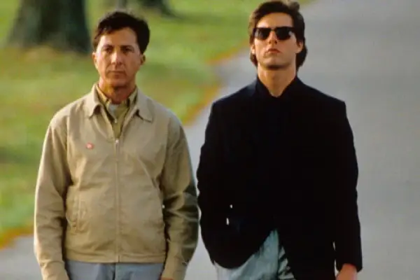 Dustin Hoffman i Tom Cruise idą razem. Hoffman, jako "rain man", ma na sobie beżową kurtkę.