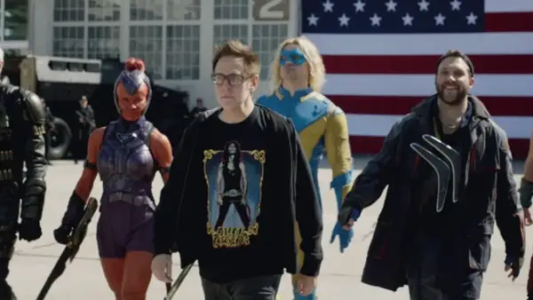 Grupa bohaterów, w tym reżyser James Gunn, idzie na tle amerykańskiej flagi. Czy to zapowiedź Strażników Galaktyki 4?
