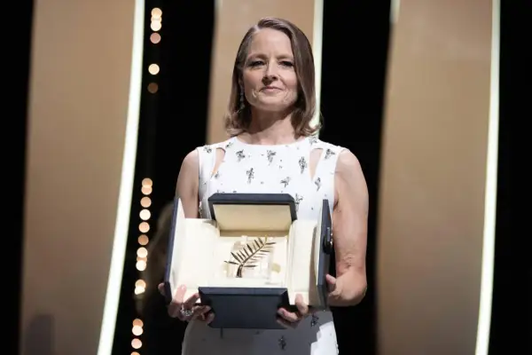 Jodie Foster, znana z wielu wspaniałych filmów, odbiera nagrodę.