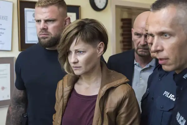Małgorzata Kożuchowska w filmach często wciela się w silne kobiety. Tutaj w otoczeniu policji, w scenie pełnej napięcia.