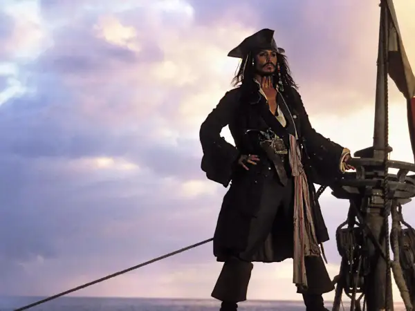 Kapitan Jack Sparrow na pokładzie statku, gotowy na nowe przygody w "Piraci z Karaibów 6".