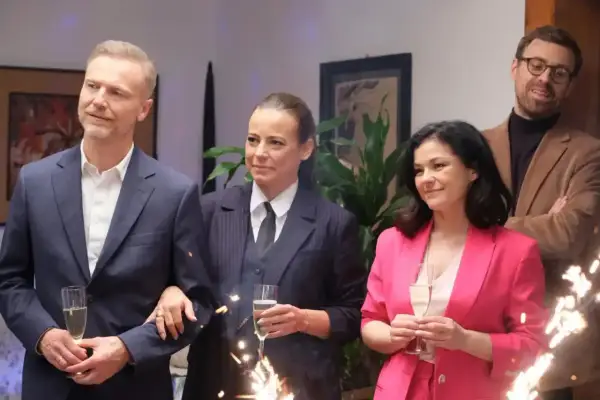 M jak miłość obsada świętuje z szampanem i zimnymi ogniami.