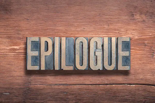 Litery z drewna ułożone w napis "EPILOG" na drewnianym tle. Ostatni rozdział historii.
