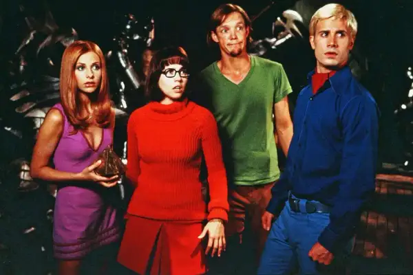 Obsada filmu Scooby-Doo: Daphne, Velma, Shaggy i Fred wyglądają na zaniepokojonych.