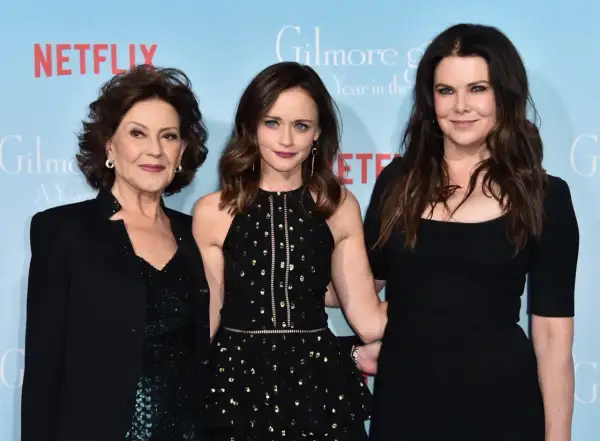 Kochane kłopoty obsada: Kelly Bishop, Alexis Bledel i Lauren Graham na premierze "Gilmore Girls: A Year in the Life".