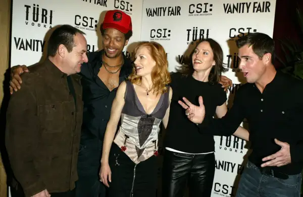 CSI: Kryminalne zagadki Las Vegas obsada: George Eads, Gary Dourdan, Marg Helgenberger, Jorja Fox i Eric Szmanda pozują do zdjęć.