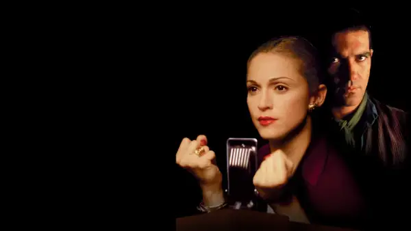 Evita przemawia do tłumu, z Che Guevarą w tle.